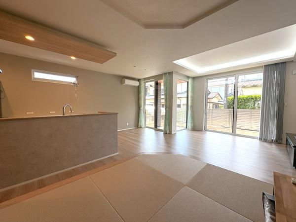 寒田南町二丁目　中古の居間・リビング|シンプルなデザインの中にも、生活感が感じられる温かみのあるリビング。広々としたスペースで、リラックスしたり家族と楽しく過ごすことができる環境です！