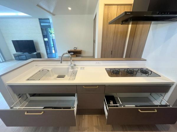 寒田南町二丁目　中古のキッチン|引き出し収納が充実したシステムキッチンは、調理器具や食器、ストック品まですっきり整理可能。動線を邪魔しないスライド式で、出し入れもスムーズ。使いやすさと見た目の美しさを両立しています！