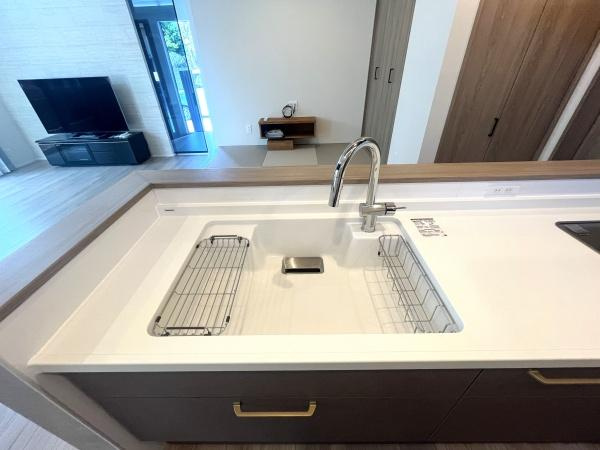 寒田南町二丁目　中古のキッチン|シンクはシンプルで使いやすいデザインが特徴です。広めのボウルがあり、大きな鍋や食器もラクに洗えます。シンクの素材は耐久性が高く、汚れがつきにくいのでお手入れが簡単です♪