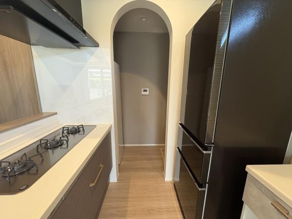 寒田南町二丁目　中古のキッチン|パントリーは食材や調味料、缶詰、乾物などを保管するための場所です。棚をうまく活用して、収納の効率を上げることができます！