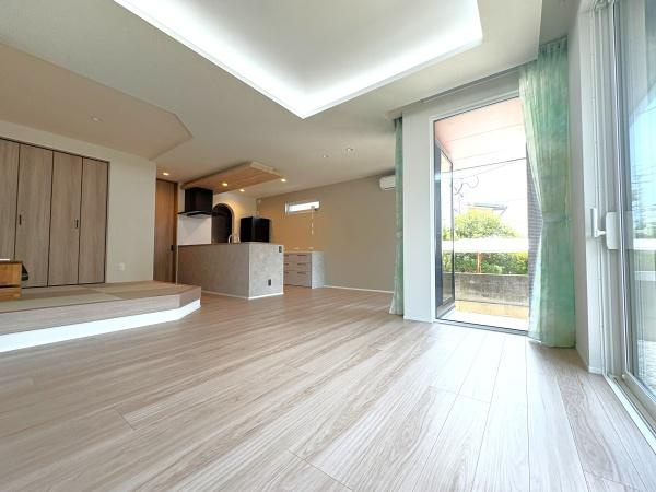 寒田南町二丁目　中古の居間・リビング|リビングは家族との絆を深める素敵な場所です！毎日のふれあいが自然と増えて、気軽に会話が弾みます。朝の挨拶や日々のちょっとしたおしゃべり、楽しい瞬間を一緒に過ごし家族の絆がさらに強まります♪