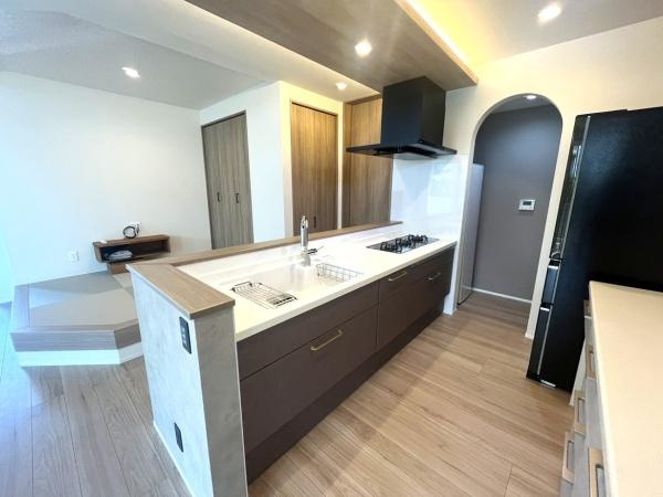 寒田南町二丁目　中古のキッチン|機能性とデザイン性を兼ね備えたスタイリッシュなキッチン。広々としたカウンターと最新の設備が揃い、毎日の料理が楽しくなる空間です。使い勝手の良さも魅力的で、家事がスムーズに進みます♪