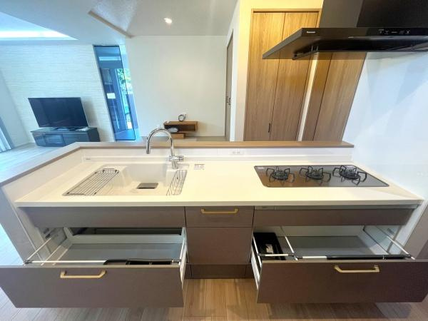 寒田南町二丁目　中古のキッチン|シンプルで機能的なデザインのキッチン。広めの作業スペースと豊富な収納が、料理をより快適にしてくれます。清潔感のあるシンプルなカラーリングで、料理の時間が楽しくなりそうです♪