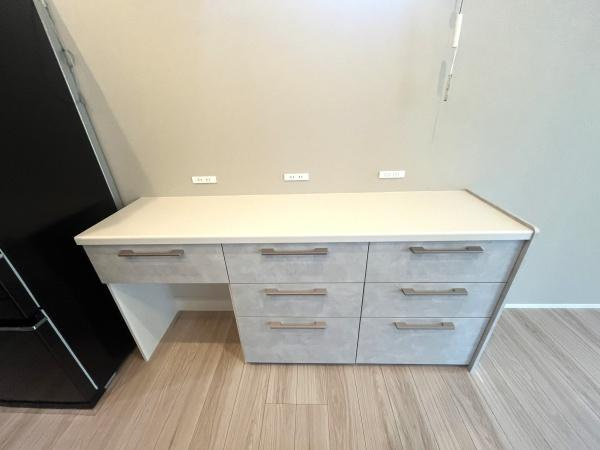 寒田南町二丁目　中古のキッチン|キッチンの後ろには、便利な収納棚が完備されています。食器や調理器具をすっきり収納できるスペースがたっぷりあり、整理整頓も簡単です。使いたい物がすぐに取り出せるので、料理がもっと快適に！