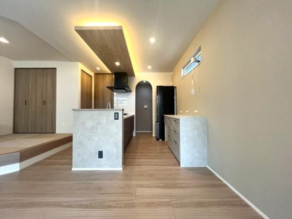 寒田南町二丁目　中古のキッチン|キッチン周囲はゆとりある通路幅を確保しており、複数人での調理やすれ違いもスムーズ。忙しい朝の家事動線やお子さまの出入りも安心で、快適に使える機能的なレイアウトです♪