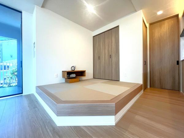 寒田南町二丁目　中古の和室|リビングにある畳スペースは、和の温もりが感じられる落ち着いた空間。柔らかな畳の感触で、家族の団欒やお昼寝、読書にもぴったりなリラックスできる場所です！