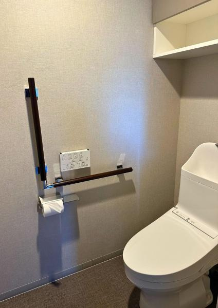 デュオヒルズ大分中島のトイレ|スタイリッシュなデザインと清潔感が魅力のトイレ空間。上部棚で収納も確保◎落ち着いた色合いが上質な雰囲気を演出します！
