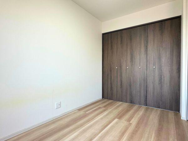 デュオヒルズ大分中島の洋室|各部屋に収納スペースも充実しているので、お部屋がスッキリします！個人の荷物もそれぞれしまえてプライベートも保てますね。