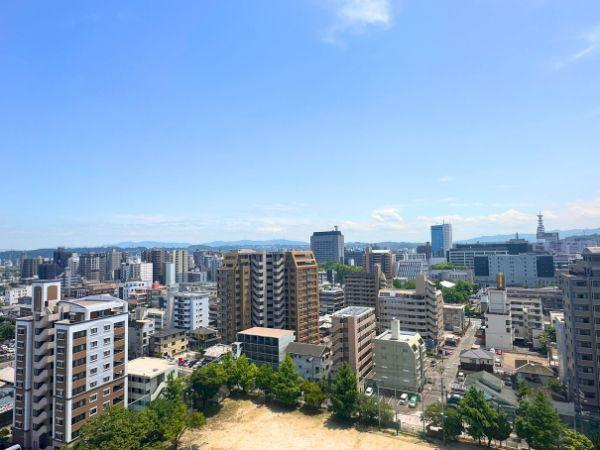 デュオヒルズ大分中島のその他|最上階からの眺め。撮影日は晴天で空も青く、大分市の街並みがよく見えます2025年5月。冬場は空気が澄んで星と夜景が良く見えます。