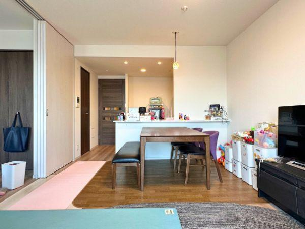 デュオヒルズ大分中島の居間・リビング|使いやすい３LDKのカウンター式キッチン、最上階のリビングで家族みんなの会話もはずみそう。
※現在居住中につき、室内の家具・家電は売主様の所有物です。物件には基本的に付属いたしません。