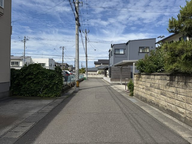 中央区姥ケ山2丁目　土地の前面道路含む現地写真