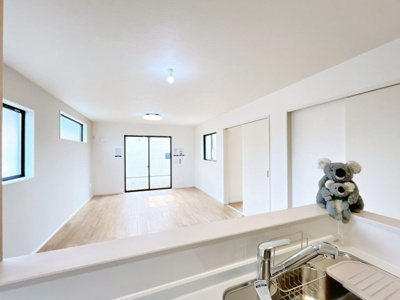 【居間・リビング】 | 高崎市下之城町　新築住宅 | 窓からのあたたかい光をあびながらの朝食。今日も一日がんばれそう！と思えるリビング。