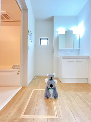 【独立洗面台】 | 高崎市下之城町　新築住宅 | 約1坪の洗面室は衣類の着脱も簡単に行える広さ。
収納豊富なシャワー水栓付きの洗面台は、家事動線を確保し洗面室内にゆとりをプラス。お洋服のお手入れや洗髪も洗面室内で済ませることができます。