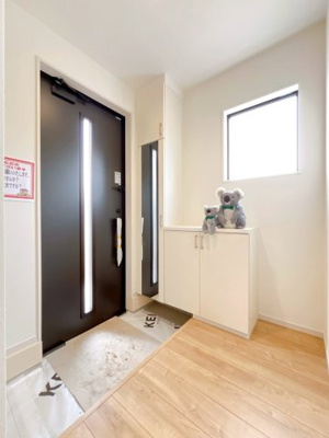 【玄関】 | 高崎市下之城町　新築住宅 | 住まう人の帰り、訪れる人を優しく迎える安らぎに満ちた空間　上質感あふれるエントランス