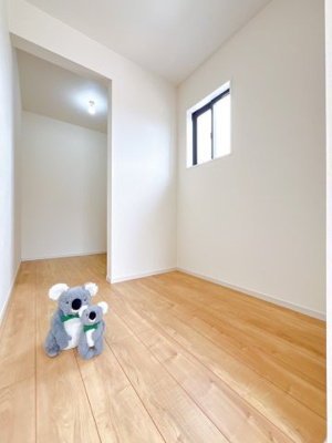 【洋室】 | 高崎市下之城町　新築住宅 | 窓からそそがれる暖かみのある明るい空間。広々としたプライベート空間で自分の時間を楽しめます。フローリング仕様で普段のお掃除も楽々です。