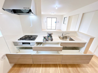 【キッチン】 | 高崎市下之城町　新築住宅 | お料理をしながら家族との会話が楽しめる対面キッチン。リビングで遊ぶお子様を見守りながらお料理が出来ます。出来上がったお料理や後片付けを手伝ってもらうなど家事分担ができます。