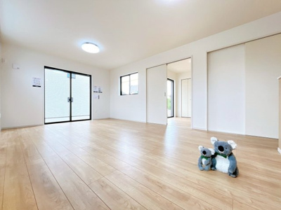 【居間・リビング】 | 高崎市下之城町　新築住宅 | ≪LDK≫
陽当りも良いリビング。
光が差し込む明るい空間はいつもの時間をより特別に…穏やかなひと時を一層充実した時間へ変えてくれます。