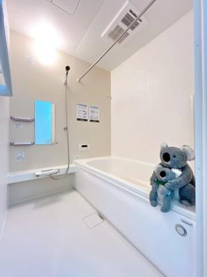 【浴室】 | 高崎市下之城町　新築住宅 | ほどよい優しいライトに包まれたバスルーム。香りの良いバスソルトに身をまかせ、浴槽でゆっくりと深呼吸。一日の疲れが癒されます。