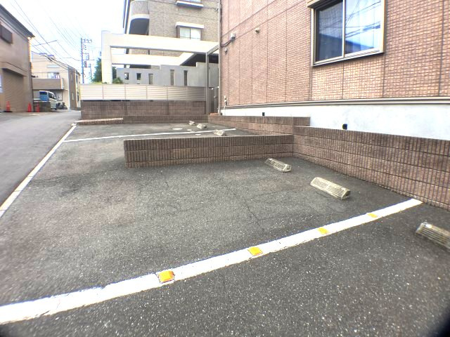 ソフィアコート四季の駐車場