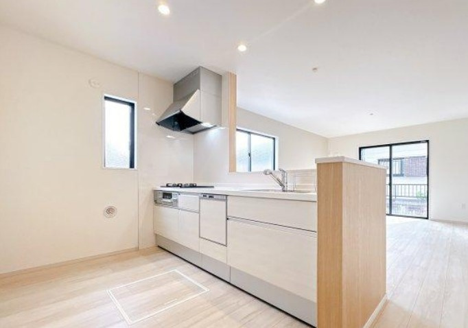 【新築】坂戸市西坂戸２期 全１棟のキッチン|対面式のシステムキッチンでリビングを見渡しながらお料理できます！