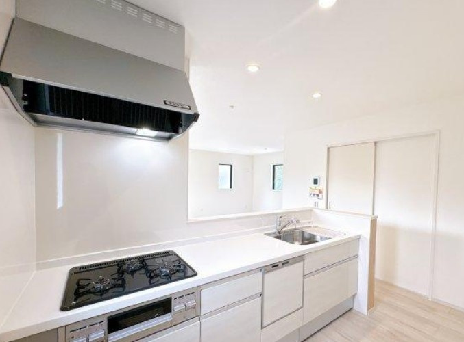 【新築】坂戸市西坂戸２期 全１棟のキッチン|ワークトップも広い使い勝手の良いシステムキッチンです！