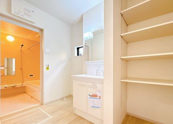 【新築】坂戸市西坂戸２期 全１棟の独立洗面台|朝の身支度に欠かせない洗面台です！洗面収納も充実！