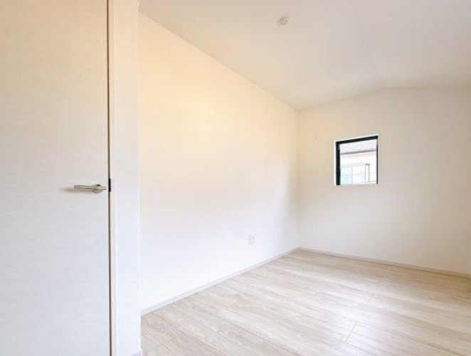 【新築】坂戸市西坂戸２期 全１棟の洋室|2F 5.2帖洋室です