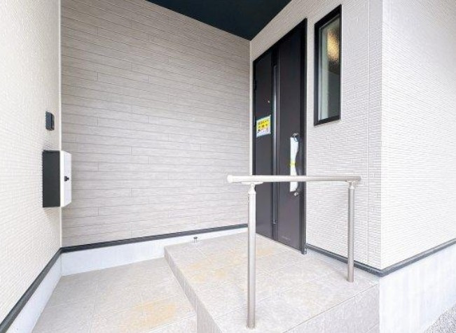 【新築】坂戸市西坂戸２期 全１棟の玄関|綺麗な玄関アプローチです！