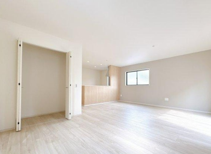 【新築】坂戸市西坂戸２期 全１棟の居間・リビング|20帖の広々したLDKです！