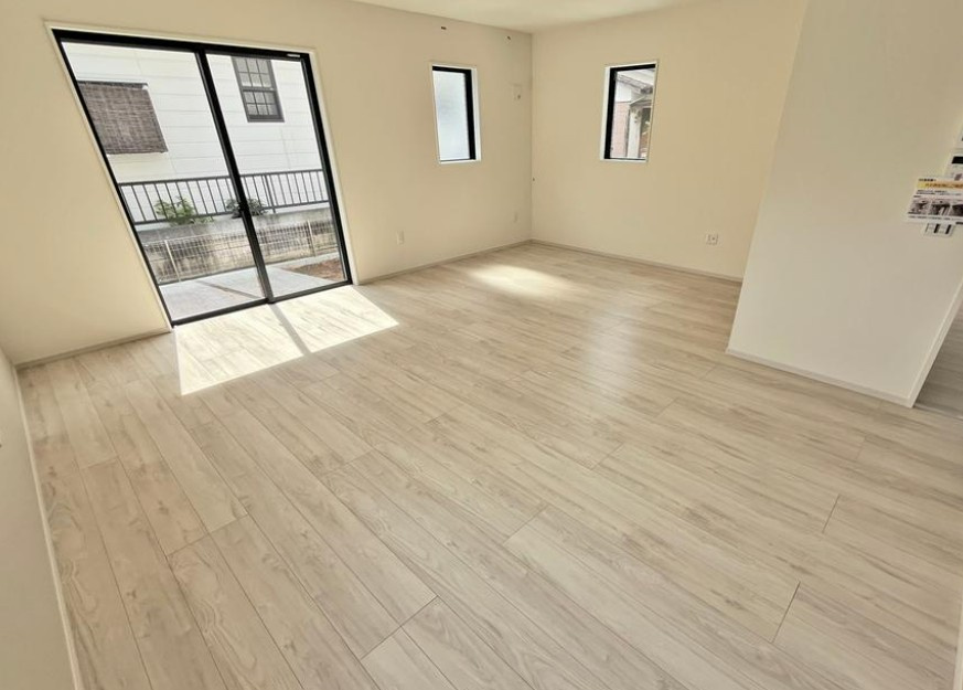 【新築】坂戸市西坂戸２期 全１棟の居間・リビング|窓も大きく採光・採風しっかりとれています！