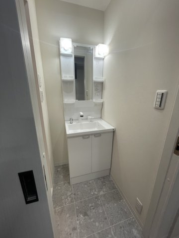 BASE青木の洗面所|明るい洗面所です