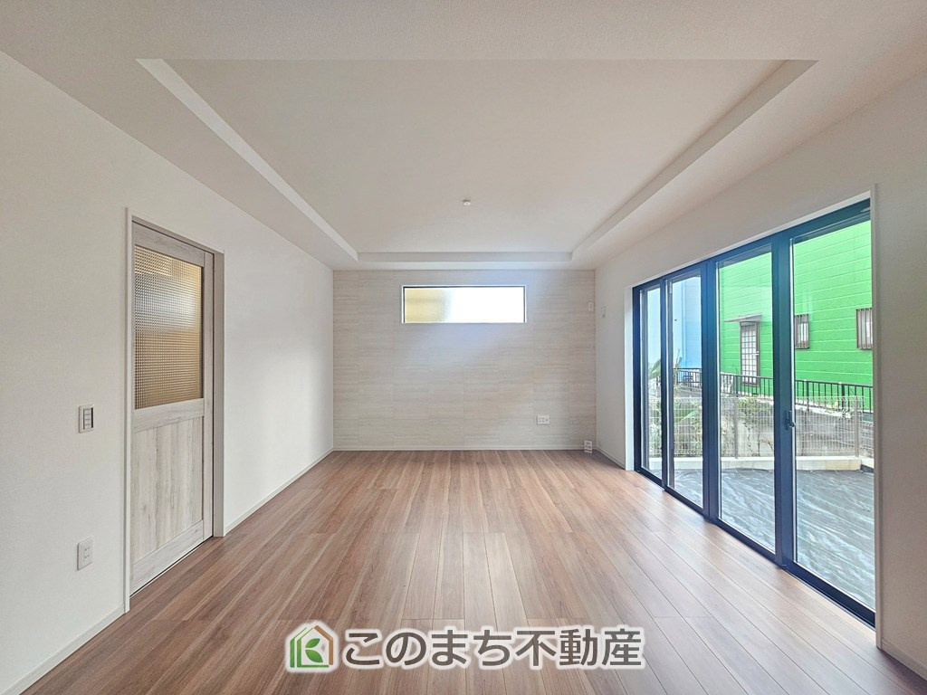 リガーレ宇都宮市東峰町2期の居間・リビング|ナチュラルな色調で、窓を多く配置し光を取り込む明るいリビングは家族だんらんの空間です♪
お休みの日は一日中家でリラックス出来る安らぎの空間になります♪