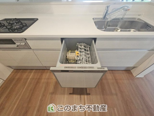 リガーレ宇都宮市東峰町2期の内装|あったらいいなの代表的な設備である食洗機。ビルトイン型なので、おさまりもよく、使い勝手も良好です。料理をするのは好きだけど、後片付けは苦手な方に重宝します。洗う手間がないので、時間を有効に使えますね。