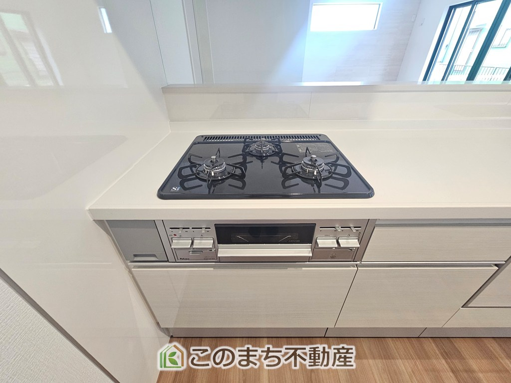 リガーレ宇都宮市東峰町2期のキッチン|三ツ口コンロ採用で、同時調理もスムーズ◎！お料理を並べられるカウンター付きで、配膳・片付けをサポート！リビングで過ごすご家族とコミュニケーションを楽しみながら作業可能です♪