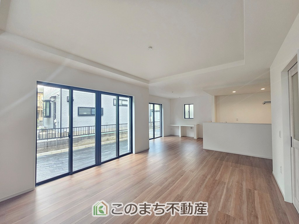 リガーレ宇都宮市東峰町2期の居間・リビング|開放感のある広々としたリビング☆家族みんなでゆったりくつろげます♪
南側から暖かな日差しが差し込みます♪キッチンからリビングの様子がよく見渡せます☆