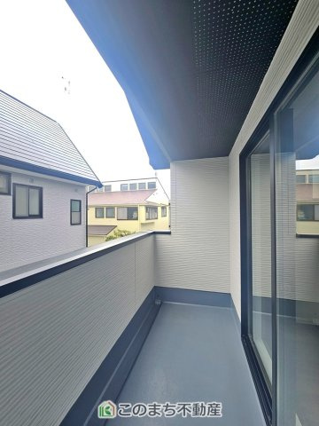 リガーレ宇都宮市東峰町2期のバルコニー|南向きの大型バルコニーは陽当り良好で、たっぷりのお洗濯物もよく乾きます！
さらにインナーバルコニーなので雨の日でも安心してお出かけできますね♪