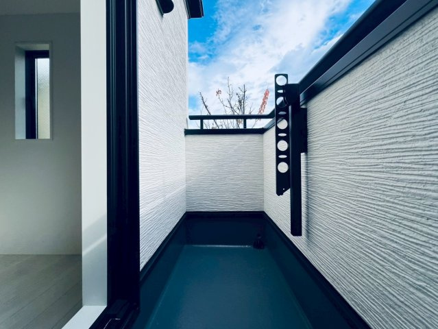 【バルコニー】 | 練馬区石神井町６丁目　新築戸建て　２号棟 | 陽当たり良好で心地よい光と風を感じながらリラックスできる空間