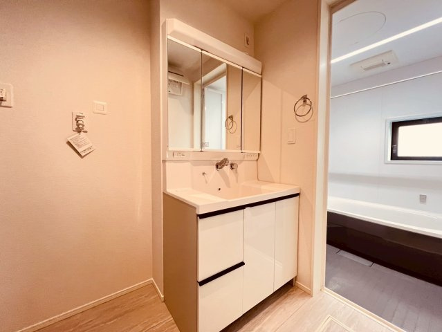 【独立洗面台】 | 練馬区石神井町６丁目　新築戸建て　２号棟 | 収納付きの洗面化粧台は朝の身支度や夜のスキンケアをスムーズに