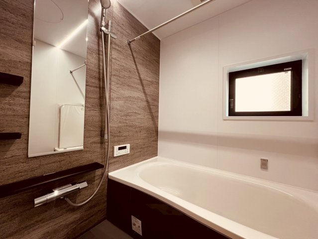 【浴室】 | 練馬区石神井町６丁目　新築戸建て　２号棟 | 落ち着いた色合いや照明で、まるでホテルのような心地よさ