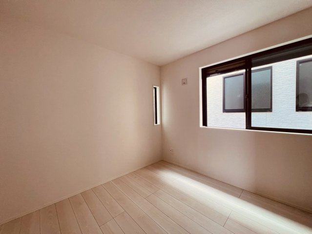【洋室】 | 練馬区石神井町６丁目　新築戸建て　２号棟 | 明るい採光とシンプルなデザインで、落ち着きのある洋室