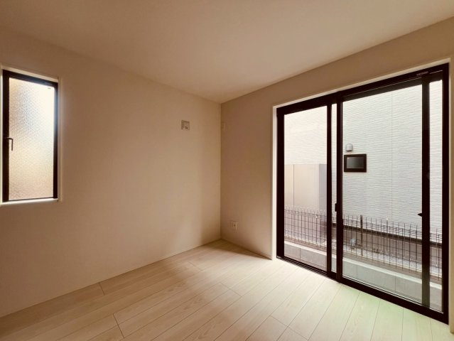 【洋室】 | 練馬区石神井町６丁目　新築戸建て　２号棟 | 窓から光が差し込み、風通しも良好。毎日を快適に過ごせる空間