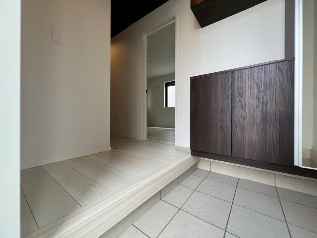 【玄関】 | 練馬区石神井町６丁目　新築戸建て　２号棟 | シューズボックスを備え、家族の靴をすっきり整理できる玄関