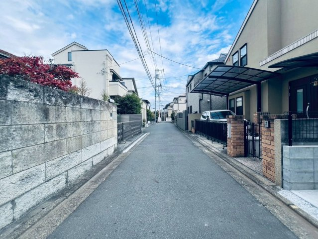 【前面道路含む現地写真】 | 練馬区石神井町６丁目　新築戸建て　２号棟 | 見通しもよく落ち着いた住宅街でゆったり過ごせます