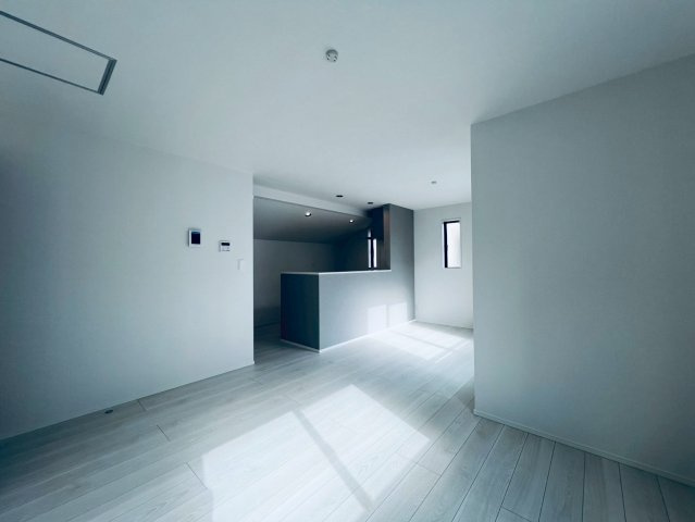 【居間・リビング】 | 練馬区石神井町６丁目　新築戸建て　２号棟 | 2階LDKは、外からの視線を気にせず過ごせるプライベート空間