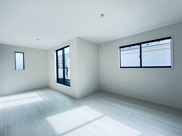 【居間・リビング】 | 練馬区石神井町６丁目　新築戸建て　２号棟 | 大きな窓から光がたっぷり差し込むLDKは、開放的な空間