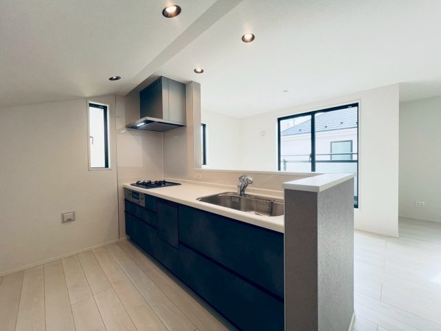 【キッチン】 | 練馬区石神井町６丁目　新築戸建て　２号棟 | 対面キッチンなので、リビングにいる家族と会話が楽しめます