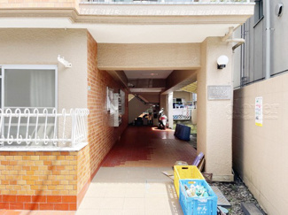 【エントランス】 | お客様を、そして住人を出迎えてくれるマンションのエントランス。ゴミが落ちていないことからも、管理状態の良さや住民の節度の高さが見て取れます。～即日のご見学可能～　お問合せはお気軽にどうぞ。