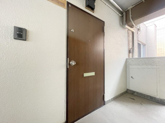 【その他共用部分】 | 皆様をお迎えする、お部屋の玄関ドア。開けやすさや開放角度、ドアノブの操作しやすさや鍵の形状などを、現地で一度ご確認ください。～即日のご見学可能～　お問合せはお気軽にどうぞ。