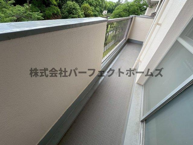 中宮第四住宅69号棟のバルコニー|バルコニーからの眺めを楽しみながら食事をしませんか