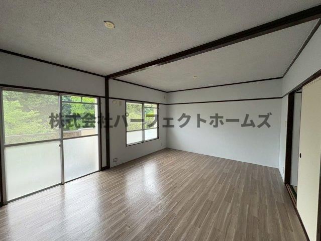 中宮第四住宅69号棟の居間・リビング|こちらのリビングで趣味の時間をお楽しみください